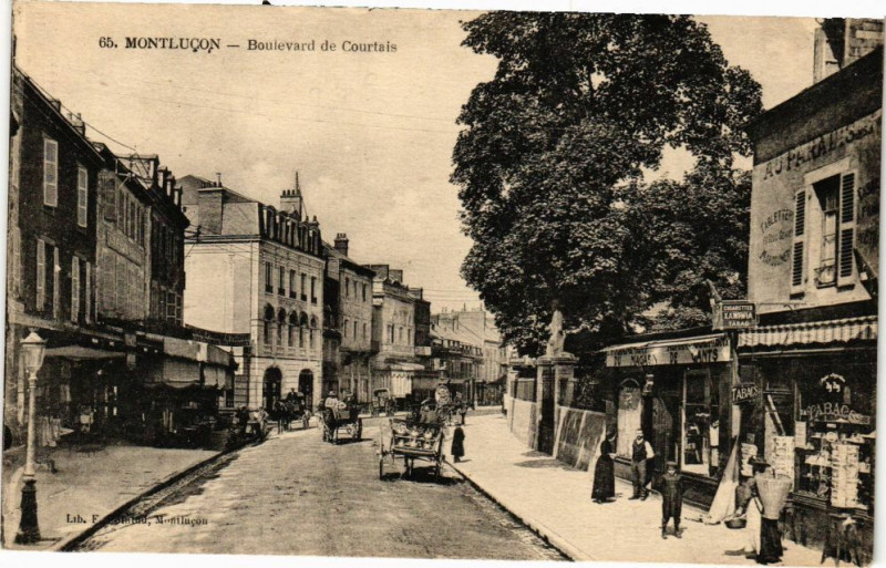 Carte postale ancienne Montlucon - Boulevard de Courtais à Montluçon