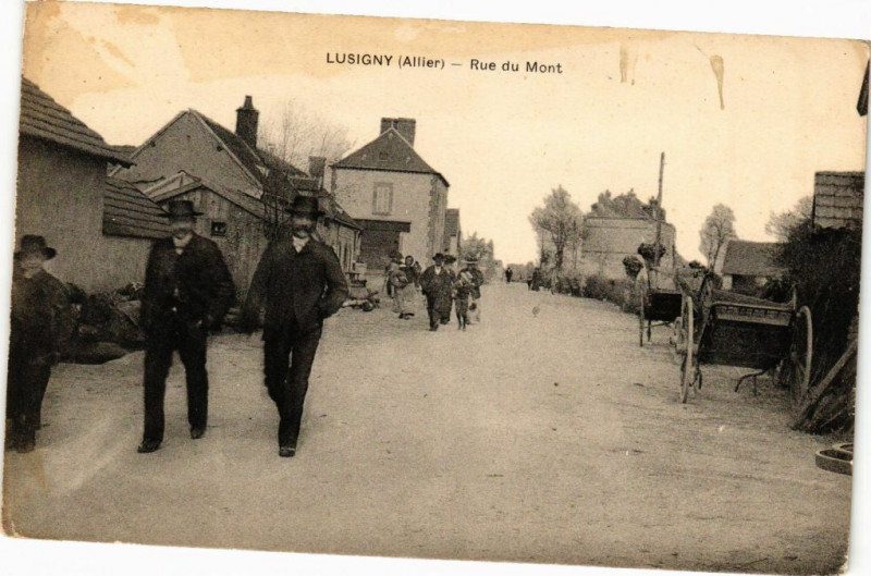 Carte postale ancienne Lusigny-Rue du Mont à Lusigny