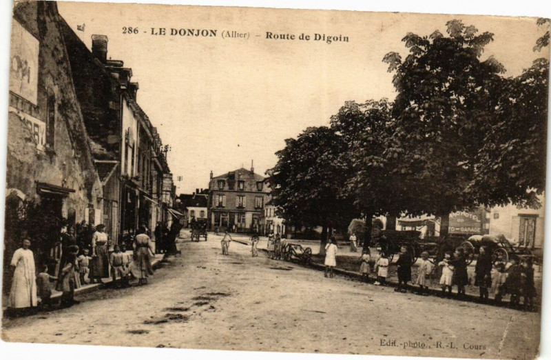 Carte postale ancienne Le Donjon-Route de Digoin au Donjon
