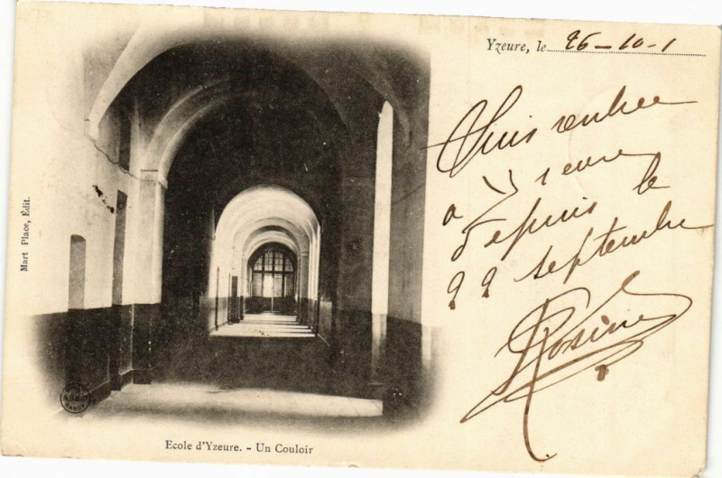 Carte postale ancienne Ecole d'Yzeure - Un Couloir à Yzeure