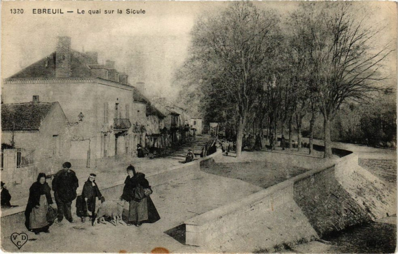Carte postale ancienne Ebreuil - Le quai sur la Sicule à Ébreuil