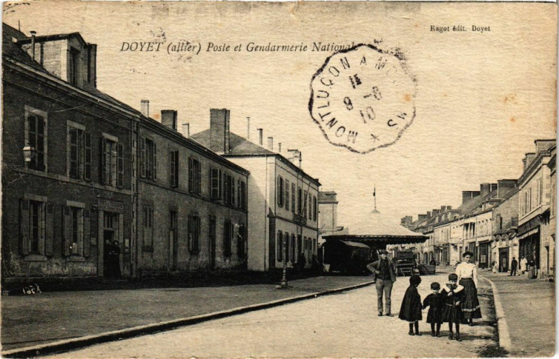 Carte postale ancienne Poste et Gendarmerie Nationale à Doyet
