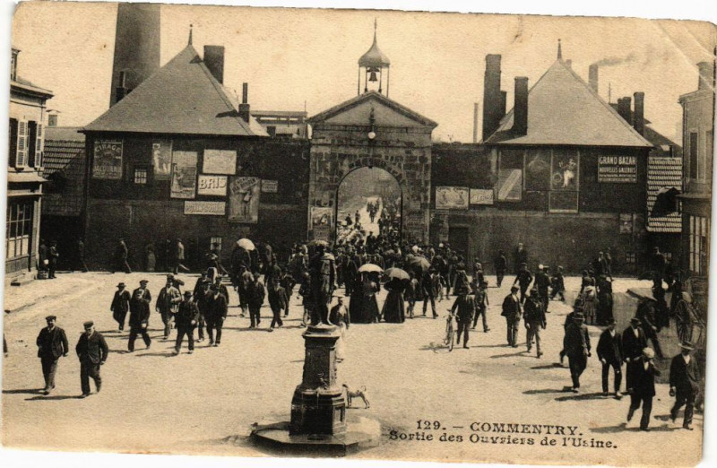 Carte postale ancienne Commentry Sortie des Ouvriers de l'Usine à Commentry