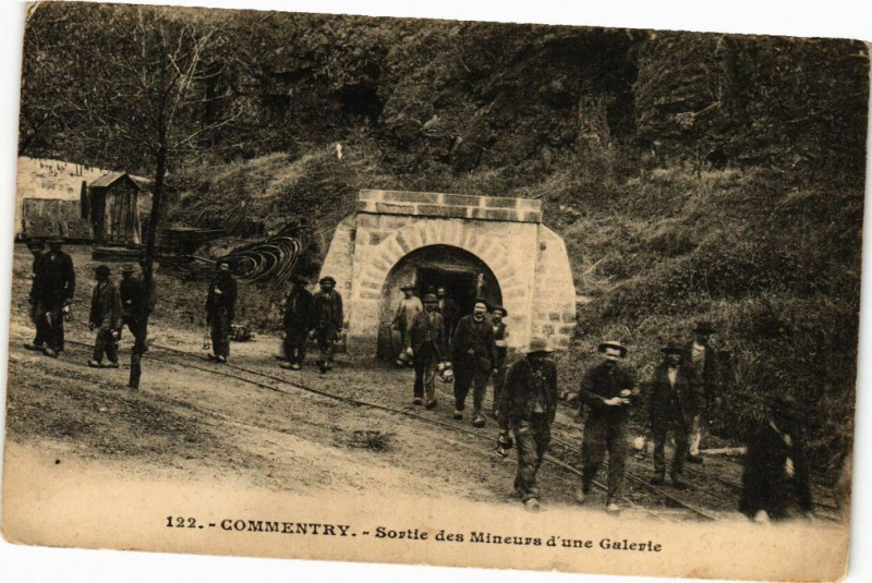 Carte postale ancienne Commentry Sortie des Mineurs d'une Galerie à Commentry