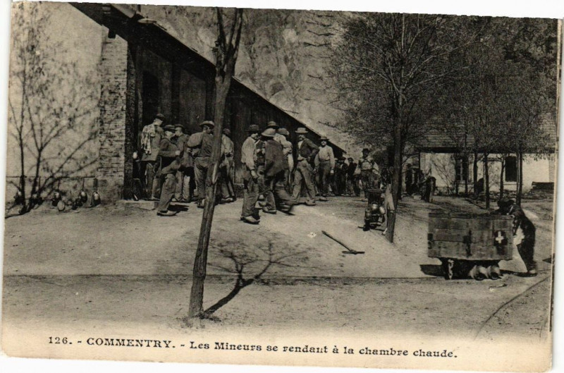 Carte postale ancienne Commentry Les Mineurs se rendant a la chambre chaude à Commentry