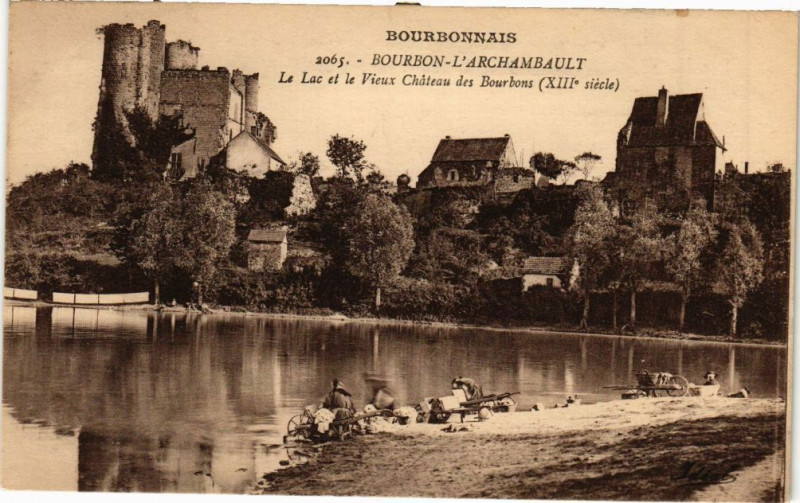 Carte postale ancienne Bourbon-l'Archambault - Le Lac et le Vieux Chateau des Bourbons à Bourbon-l'Archambault