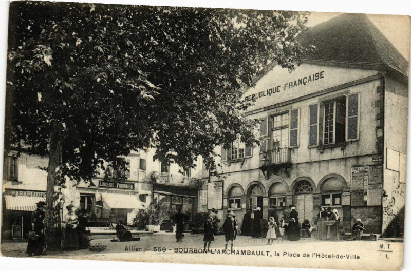 Carte postale ancienne Bourbon-l'Archambault - La Place de l'Hotel de Ville à Bourbon-l'Archambault