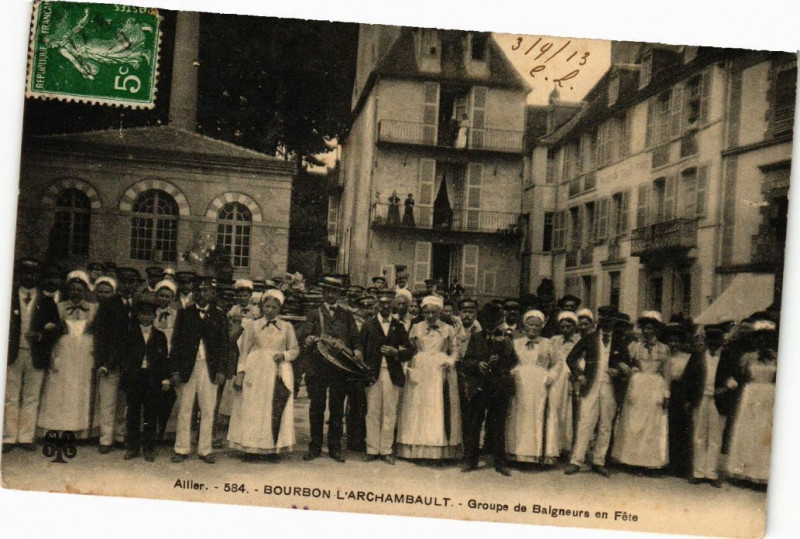 Carte postale ancienne Bourbon-l'Archambault - Groupe de Baigneurs en Féte à Bourbon-l'Archambault
