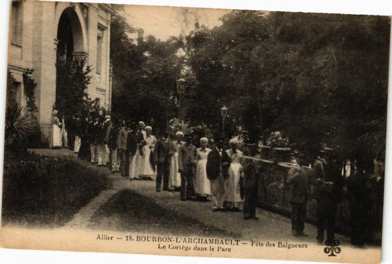 Carte postale ancienne Bourbon-l'Archambault - Féte des Baigneurs-Le Cortége dans le Parc à Bourbon-l'Archambault