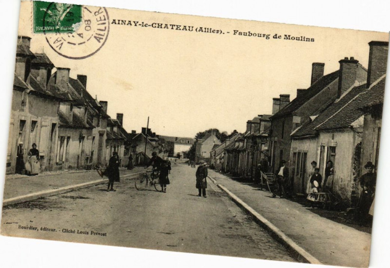 Carte postale ancienne Ainay-le-Chateau - Faubourg de Moulins à Ainay-le-Château