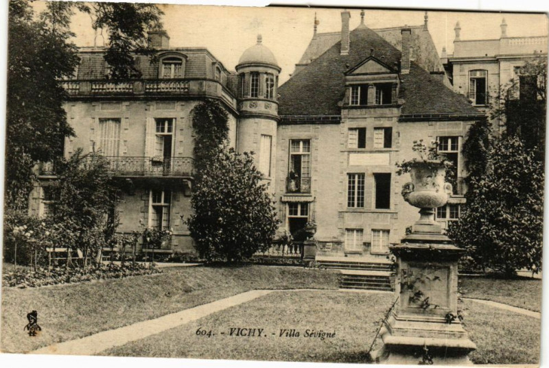 Carte postale ancienne Vichy - Villa Sévigné à Vichy