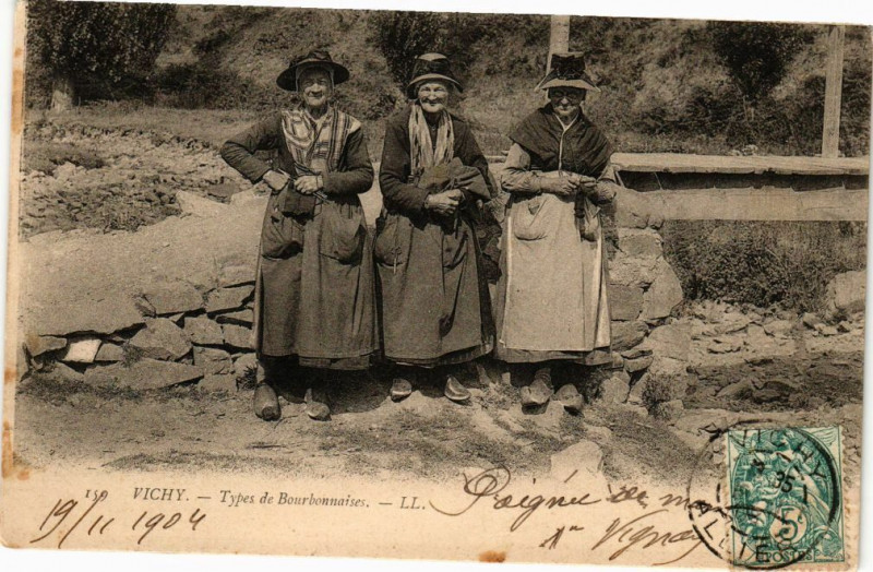 Carte postale ancienne Vichy - Types de Bourbonnaises à Vichy