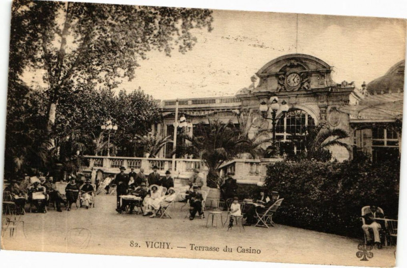 Carte postale ancienne Vichy - Terrasse du Casino à Vichy