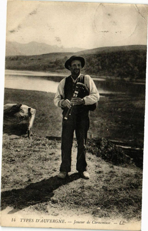 Carte postale ancienne Types d'Auvergne - Joueur de Cornemuse