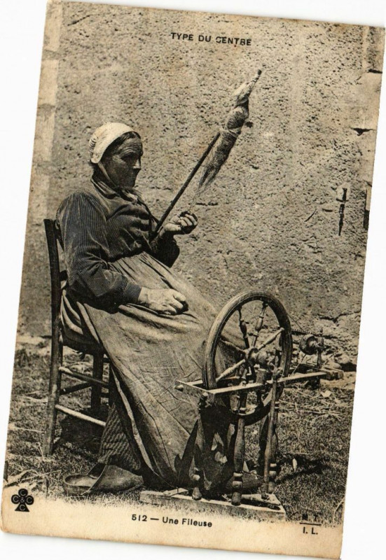 Carte postale ancienne Type du Centre - Une Fileuse