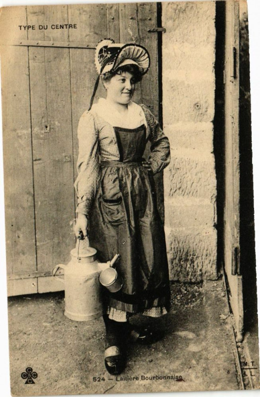 Carte postale ancienne Type du Centre - Laitiére Bourbonnaise