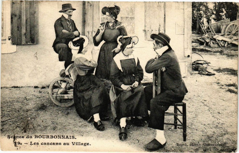 Carte postale ancienne Scénes du Bourbonnais - Les cancans au Village