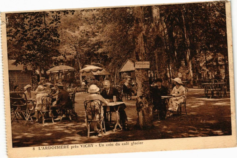 Carte postale ancienne L'Ardoisiére prés Vichy - Un coin du café glacier à Vichy