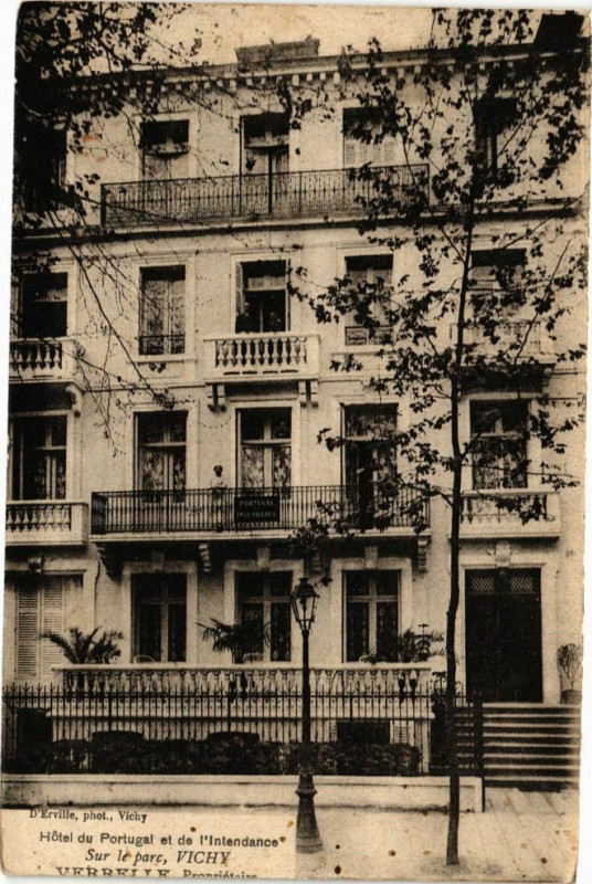 Carte postale ancienne Hotel du Portugal et de l'intendance Sur le Parc Vichy .. à Vichy