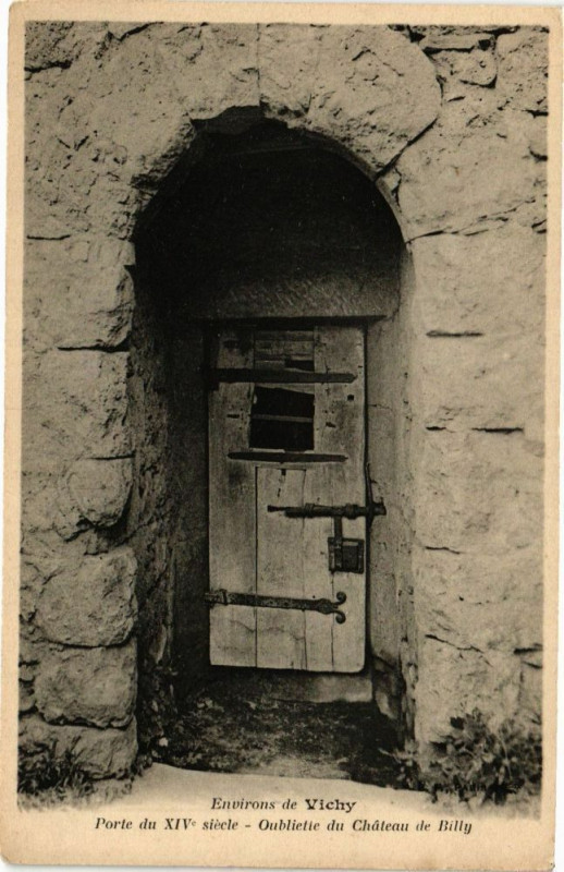 Carte postale ancienne Environs de Vichy - Porte du Xiv siécle - Oubliette du Chateau de à Vichy