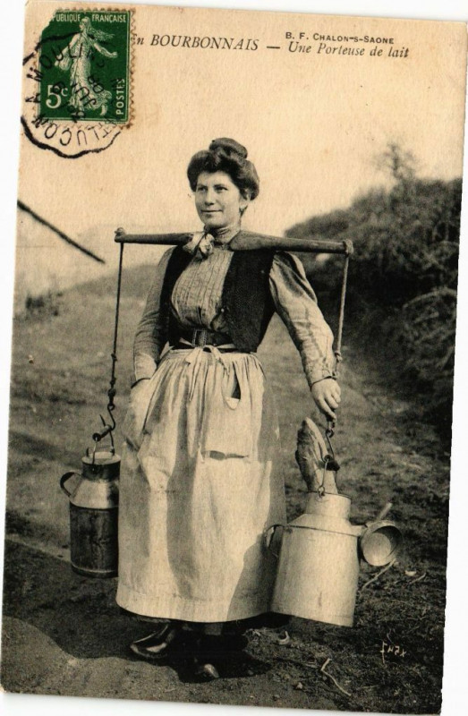 Carte postale ancienne En Bourbonnais - Une Porteuse de lait