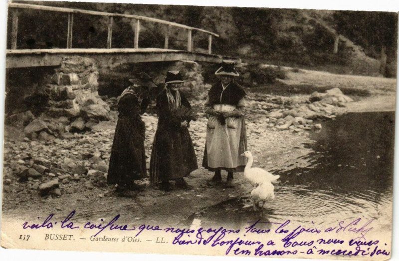 Carte postale ancienne Busset - Gardeusses d'Oies à Busset