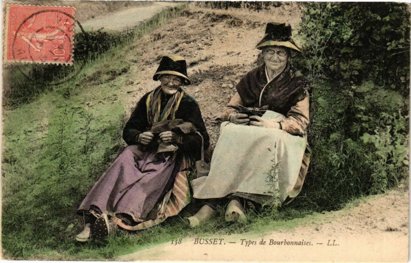 Carte postale ancienne Busset - Types de Bourbonnaises à Busset