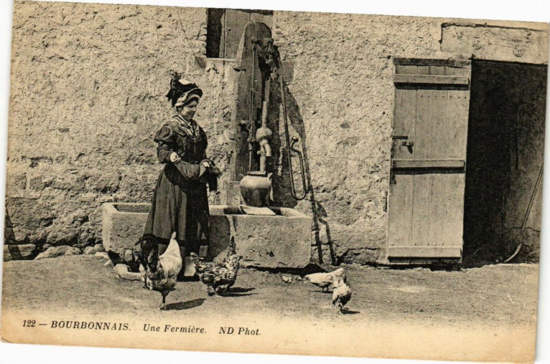 Carte postale ancienne Bourbonnais - Une Fermiére