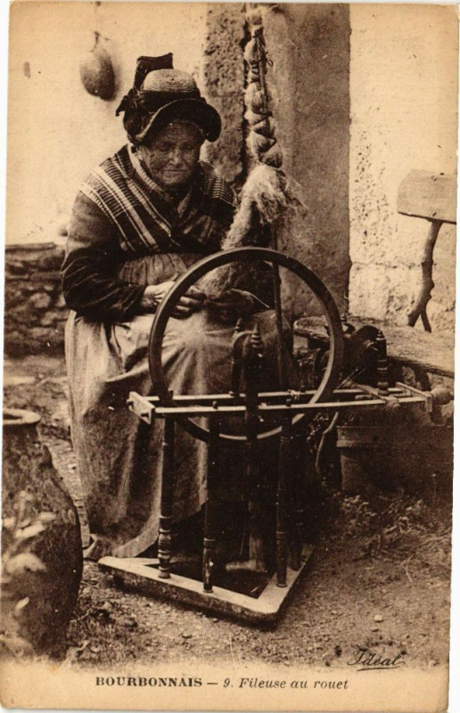 Carte postale ancienne Bourbonnais - Fileuse au rouet