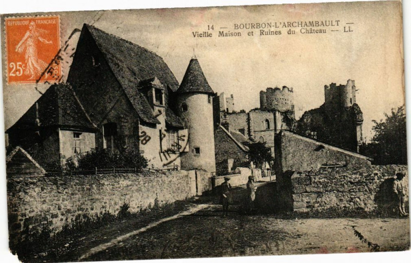 Carte postale ancienne Bourbon-l'Archambault - Vieille Maison et Ruines du Chateau à Bourbon-l'Archambault