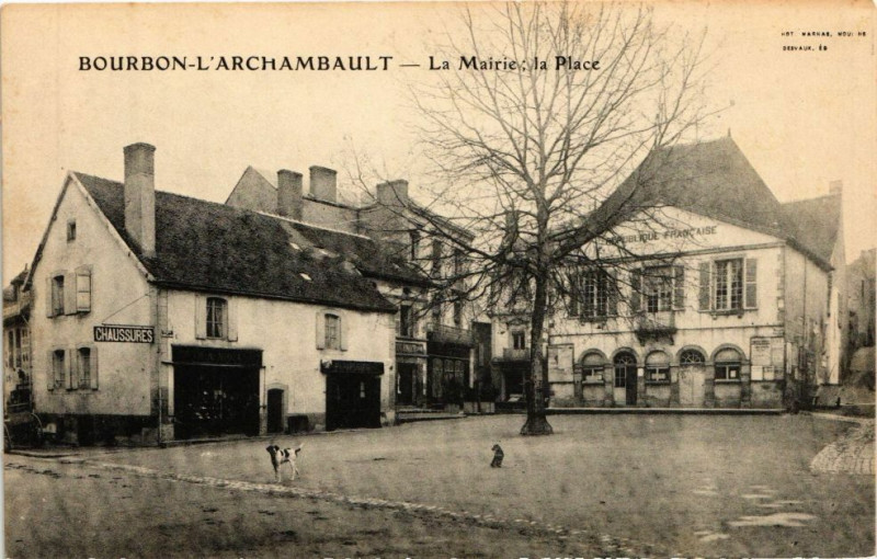 Carte postale ancienne Bourbon-l'Archambault - La Mairie la Place à Bourbon-l'Archambault