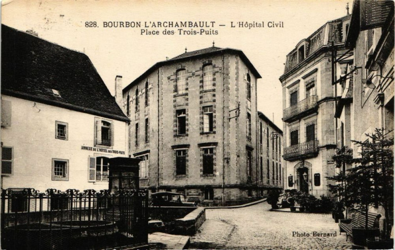 Carte postale ancienne Bourbon-l'Archambault - L'Hopital Civil - Place des Trois-Puits à Bourbon-l'Archambault