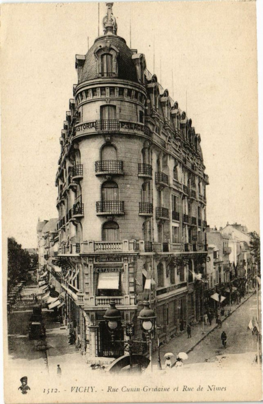 Carte postale ancienne Vichy - Rue Cunin Gridaine et Rue de Nimes à Vichy