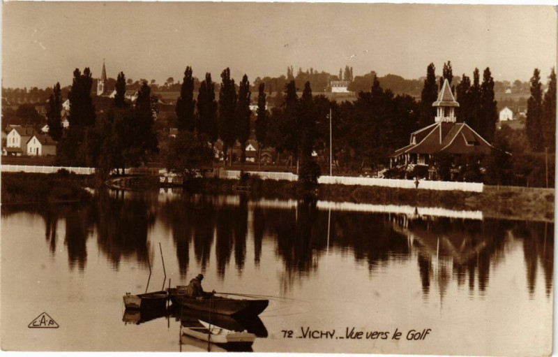 Carte postale ancienne Vichy - Vue vers le Golf à Vichy