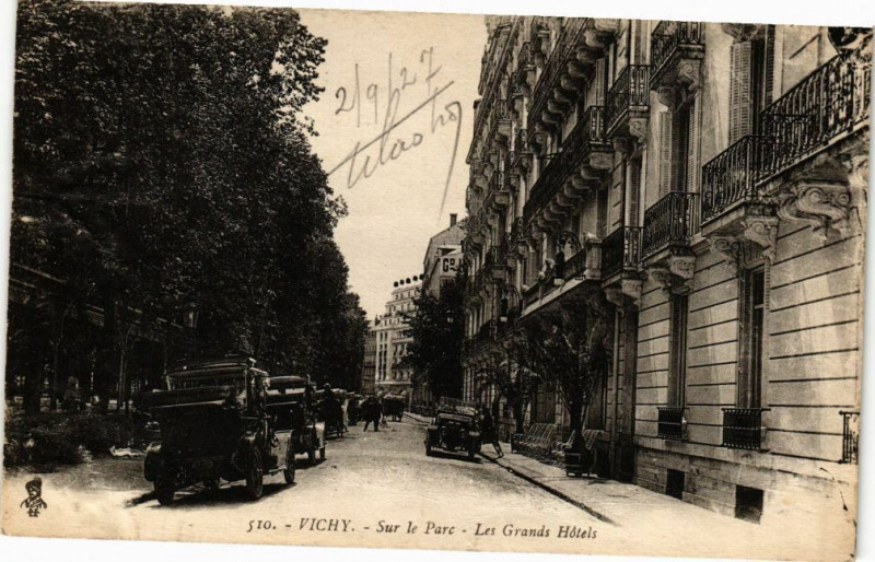 Carte postale ancienne Vichy - Sur le Parc - Les Grands Hotels à Vichy