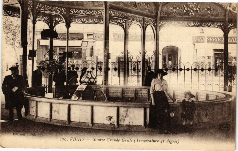 Carte postale ancienne Vichy - Source Grande Grille (Température 41 degres) à Vichy