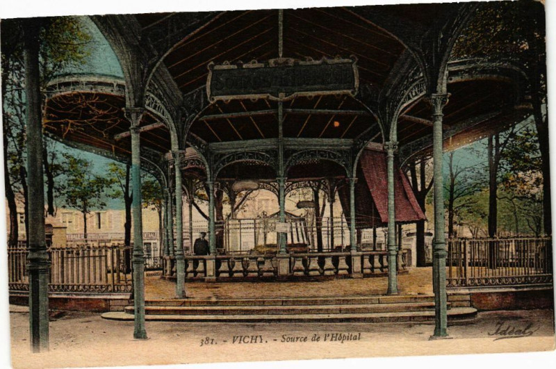 Carte postale ancienne Vichy - Source de l'Hopital à Vichy