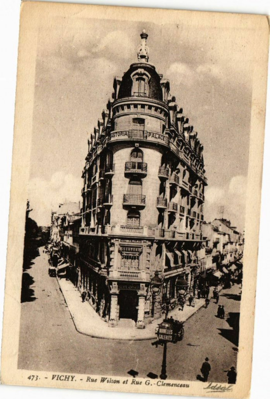 Carte postale ancienne Vichy - Rue Wilson et Rue G.-Clemenceau à Vichy