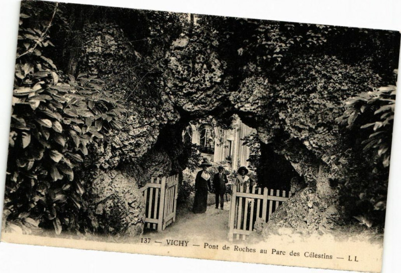 Carte postale ancienne Vichy - Pont de Roches au Parc des Célestins à Vichy