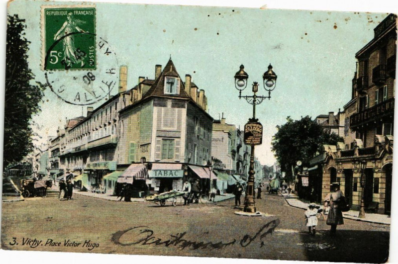 Carte postale ancienne Vichy - Place Victor Hugo à Vichy