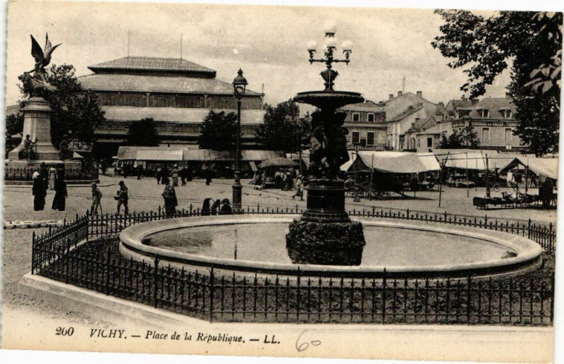 Carte postale ancienne Vichy - Place de la Republique à Vichy
