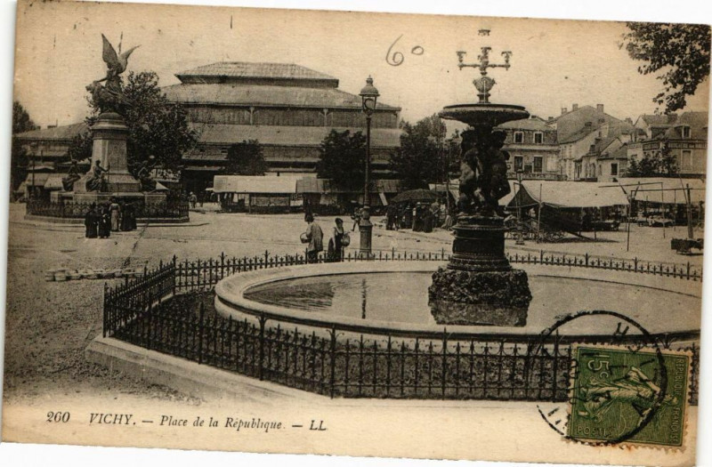 Carte postale ancienne Vichy - Place de la Republique à Vichy