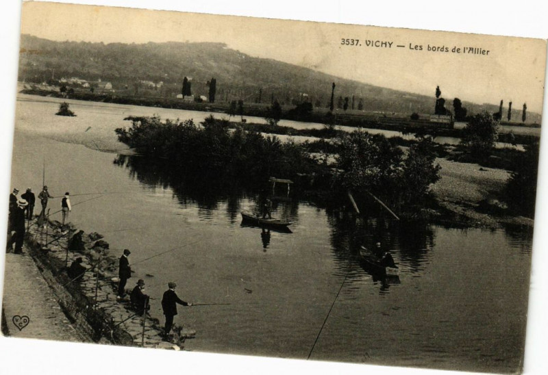 Carte postale ancienne Vichy - Les bords de l'Allier à Vichy