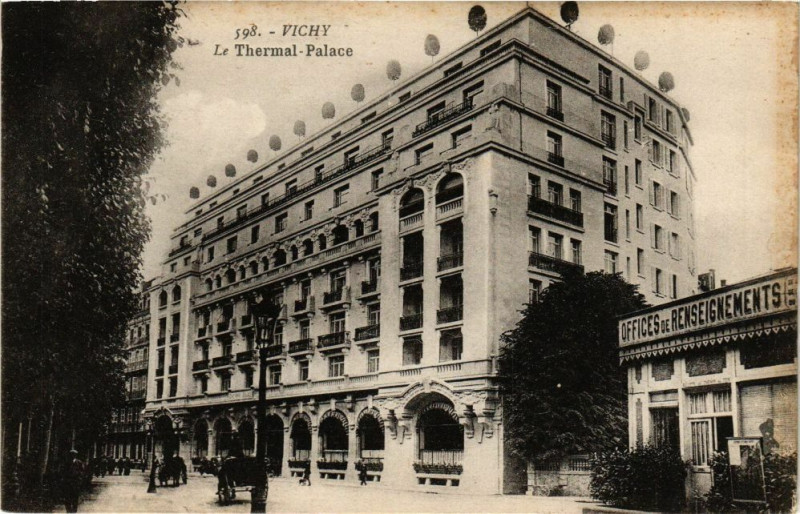 Carte postale ancienne Vichy - Le Thermal Palace à Vichy