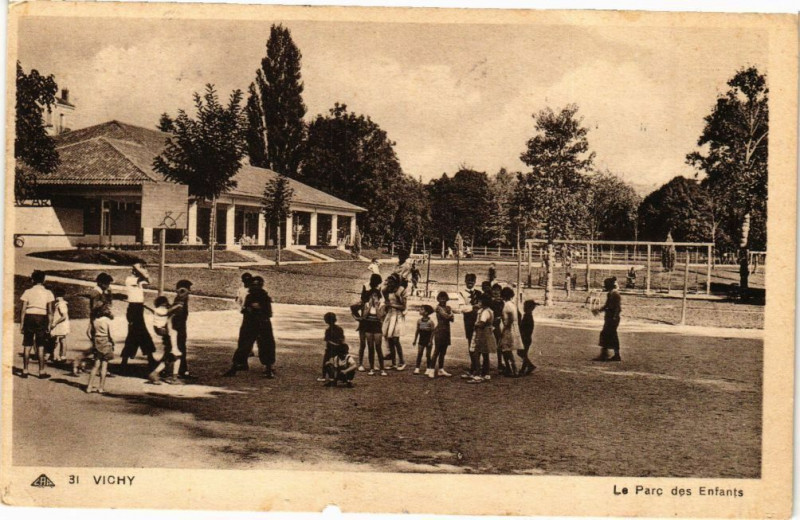 Carte postale ancienne Vichy - Le Parc des Enfants à Vichy