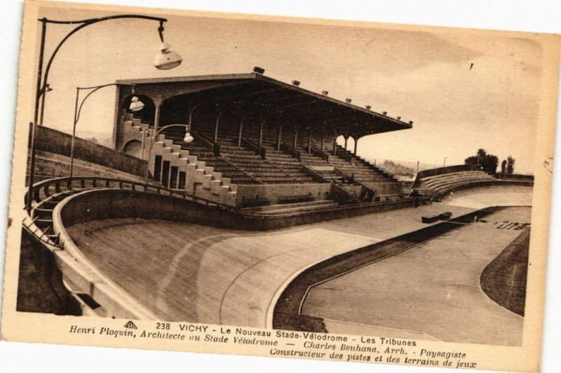 Carte postale ancienne Vichy - Le Nouveau Stade-Vélodrome - Les Tribunes à Vichy