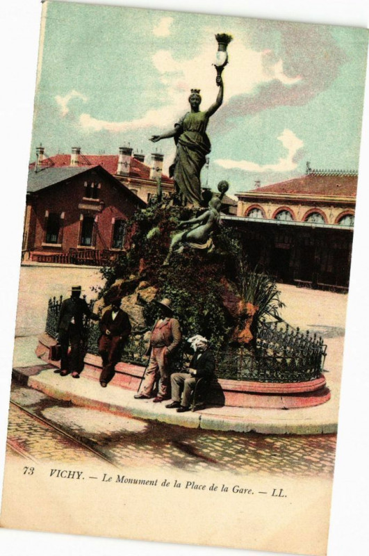 Carte postale ancienne Vichy - Le Monument de la Place de la Gare à Vichy