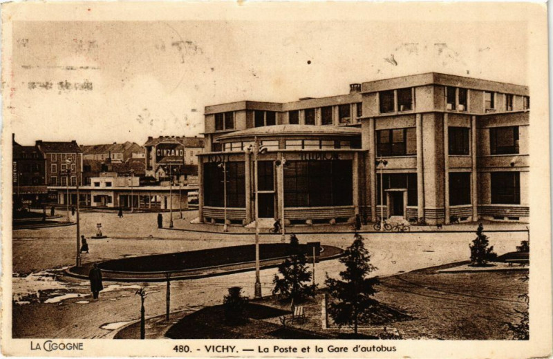 Carte postale ancienne Vichy - La Poste et la Gare d'autobus à Vichy
