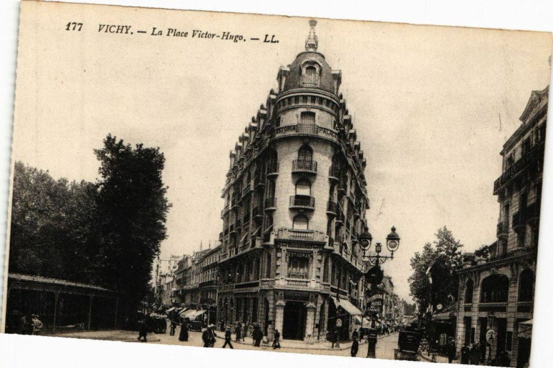 Carte postale ancienne Vichy - La Place Victor-Hugo à Vichy