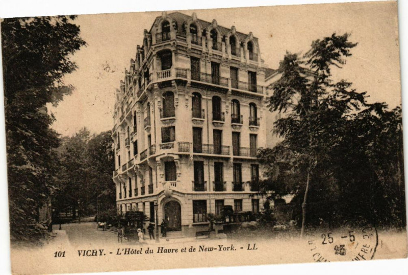Carte postale ancienne Vichy - L'Hotel du Havre et de New-York à Vichy